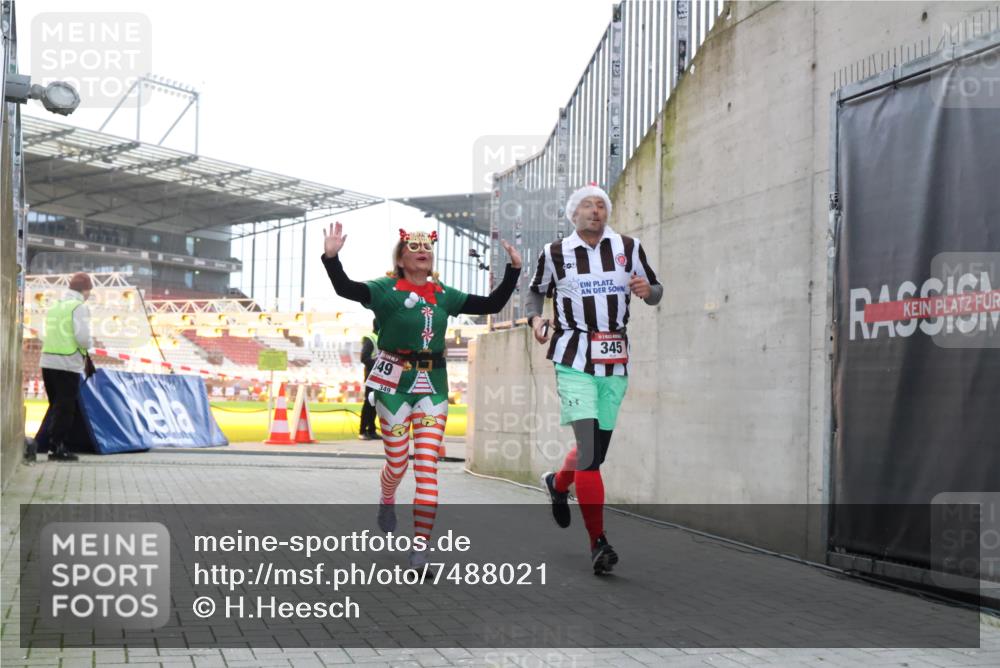 08.12.2024 - St. Pauli X-Mass-Run No. 14 H.Heesch http://msf.ph/oto/7488021 08.12.2024 10:03:10 Ziel 187, 1018, 1275, 2211, 2426, 2898, 3104, 3105, 345, 349, 613, 630 meine-sportfotos.de