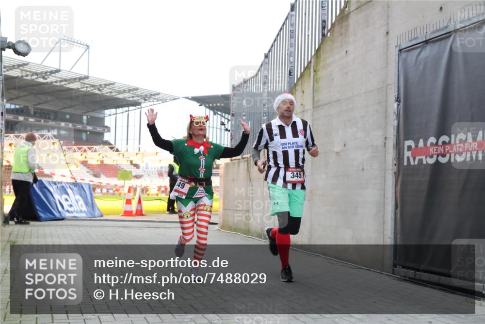 08.12.2024 - St. Pauli X-Mass-Run No. 14 H.Heesch http://msf.ph/oto/7488029 08.12.2024 10:03:10 Ziel 187, 1018, 1275, 2211, 2426, 2898, 3104, 3105, 345, 349, 613, 630 meine-sportfotos.de
