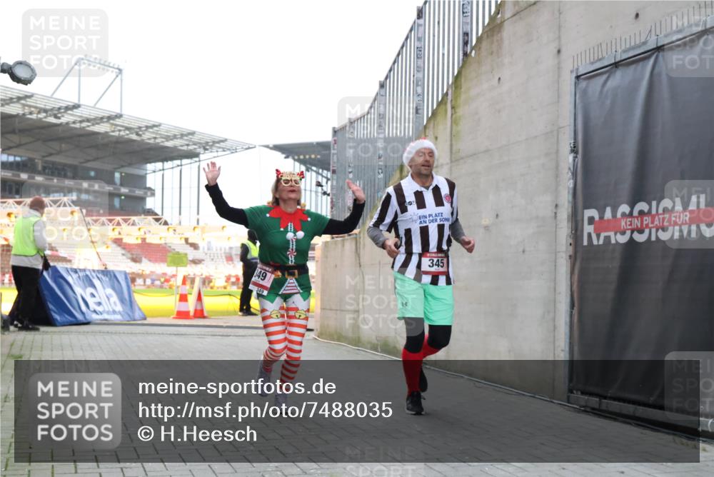 08.12.2024 - St. Pauli X-Mass-Run No. 14 H.Heesch http://msf.ph/oto/7488035 08.12.2024 10:03:11 Ziel 345, 349, 1018, 1275, 2211, 2426, 2898, 3104, 3105, 345, 349, 613, 630 meine-sportfotos.de