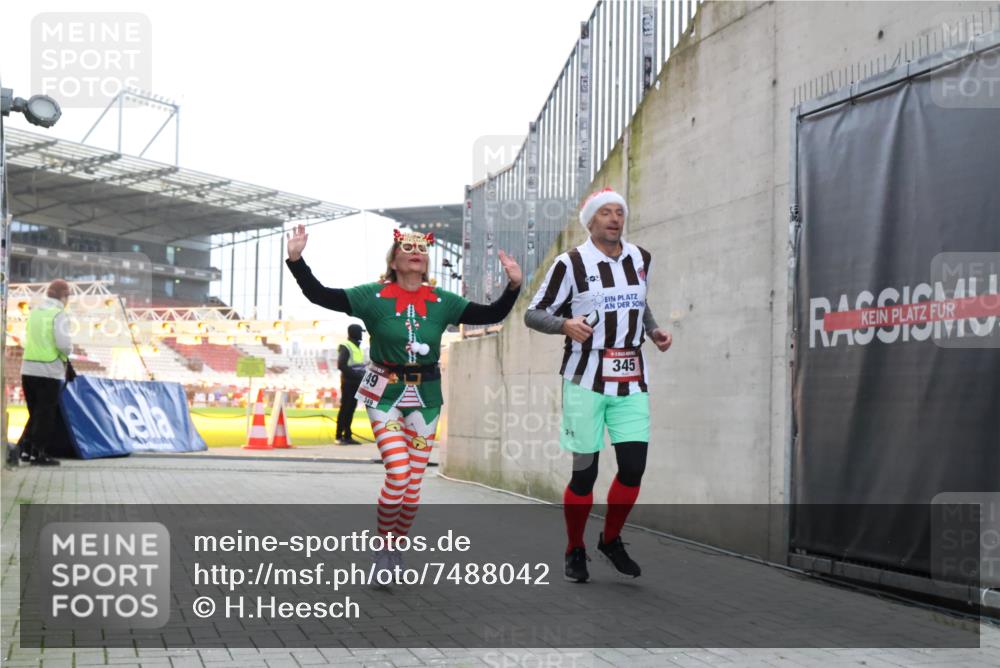 08.12.2024 - St. Pauli X-Mass-Run No. 14 H.Heesch http://msf.ph/oto/7488042 08.12.2024 10:03:11 Ziel 345, 349, 1018, 1275, 2211, 2426, 2898, 3104, 3105, 345, 349, 613, 630 meine-sportfotos.de