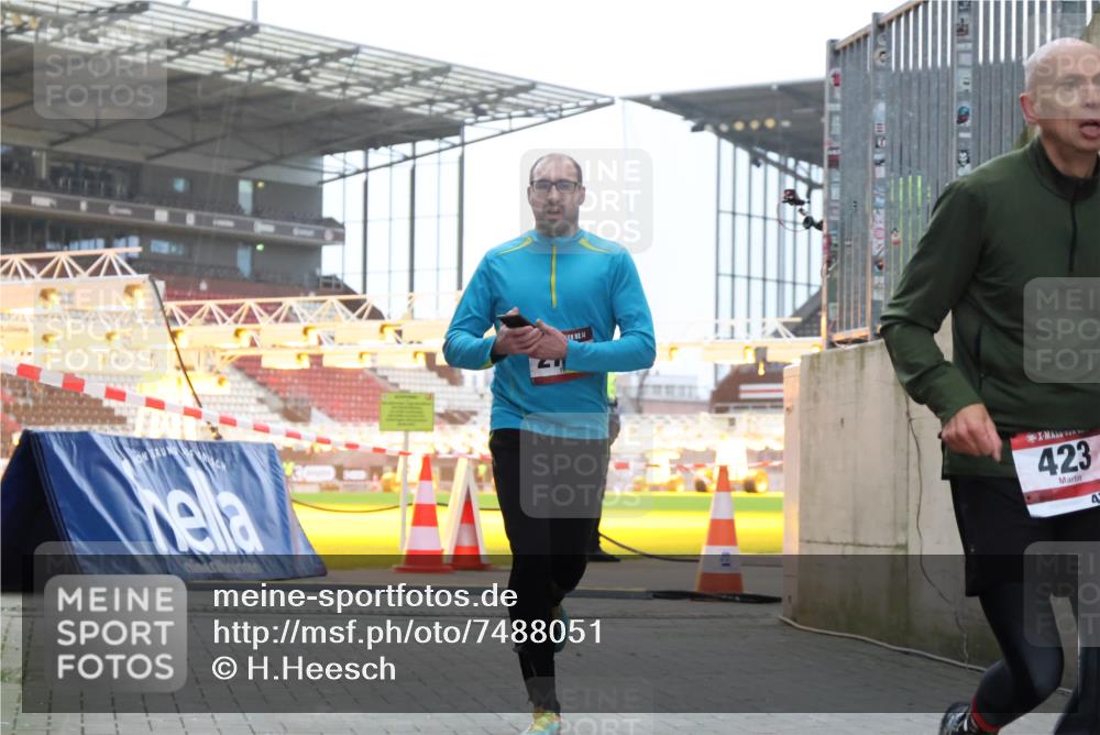 08.12.2024 - St. Pauli X-Mass-Run No. 14 H.Heesch http://msf.ph/oto/7488051 08.12.2024 09:52:48 Ziel 423, 2832, 423, 2741, 3305 meine-sportfotos.de