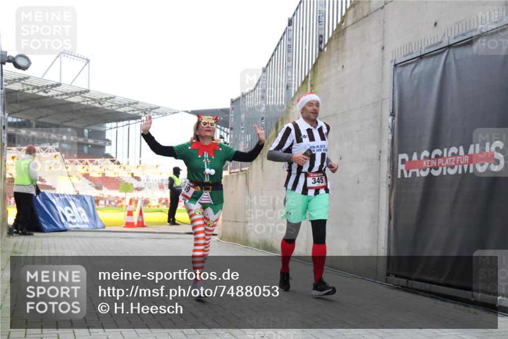 08.12.2024 - St. Pauli X-Mass-Run No. 14 H.Heesch http://msf.ph/oto/7488053 08.12.2024 10:03:11 Ziel 345, 349, 1018, 1275, 2211, 2426, 2898, 3104, 3105, 345, 349, 613, 630 meine-sportfotos.de
