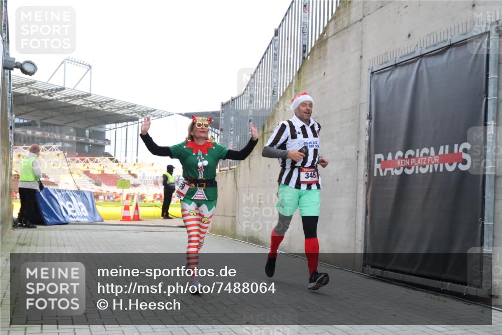 08.12.2024 - St. Pauli X-Mass-Run No. 14 H.Heesch http://msf.ph/oto/7488064 08.12.2024 10:03:11 Ziel 345, 349, 1018, 1275, 2211, 2426, 2898, 3104, 3105, 345, 349, 613, 630 meine-sportfotos.de