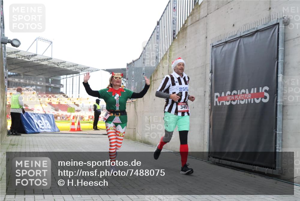 08.12.2024 - St. Pauli X-Mass-Run No. 14 H.Heesch http://msf.ph/oto/7488075 08.12.2024 10:03:11 Ziel 345, 349, 1018, 1275, 2211, 2426, 2898, 3104, 3105, 345, 349, 613, 630 meine-sportfotos.de