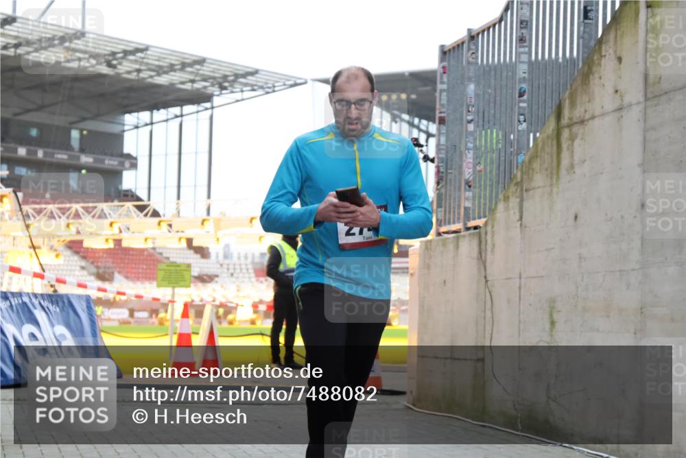 08.12.2024 - St. Pauli X-Mass-Run No. 14 H.Heesch http://msf.ph/oto/7488082 08.12.2024 09:52:49 Ziel 423, 2741, 2832, 423, 2741, 3305 meine-sportfotos.de