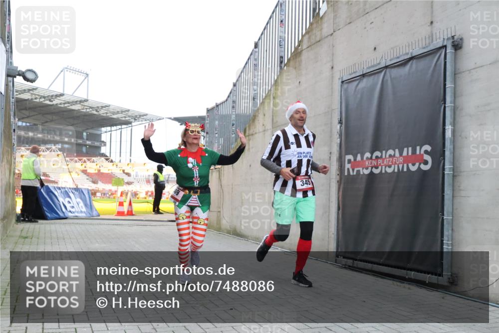 08.12.2024 - St. Pauli X-Mass-Run No. 14 H.Heesch http://msf.ph/oto/7488086 08.12.2024 10:03:11 Ziel 345, 349, 1018, 1275, 2211, 2426, 2898, 3104, 3105, 345, 349, 613, 630 meine-sportfotos.de