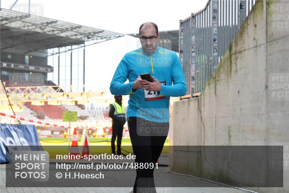 08.12.2024 - St. Pauli X-Mass-Run No. 14 H.Heesch http://msf.ph/oto/7488091 08.12.2024 09:52:49 Ziel 423, 2741, 2832, 423, 2741, 3305 meine-sportfotos.de