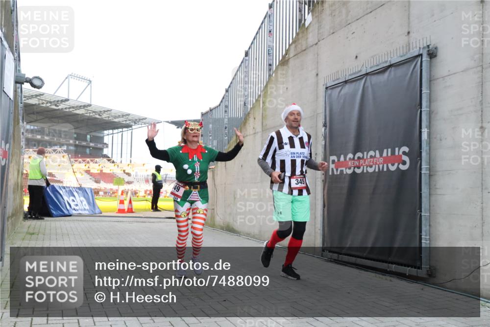 08.12.2024 - St. Pauli X-Mass-Run No. 14 H.Heesch http://msf.ph/oto/7488099 08.12.2024 10:03:11 Ziel 345, 349, 1018, 1275, 2211, 2426, 2898, 3104, 3105, 345, 349, 613, 630 meine-sportfotos.de