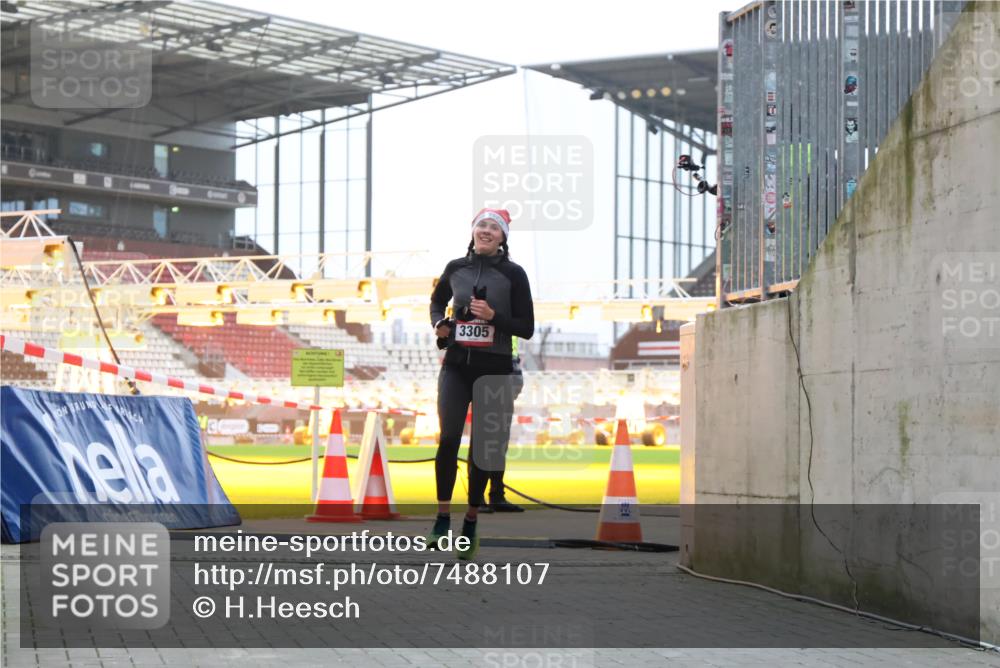 08.12.2024 - St. Pauli X-Mass-Run No. 14 H.Heesch http://msf.ph/oto/7488107 08.12.2024 09:52:51 Ziel 423, 2741, 2832, 2741, 3305 meine-sportfotos.de