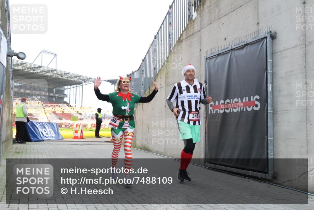 08.12.2024 - St. Pauli X-Mass-Run No. 14 H.Heesch http://msf.ph/oto/7488109 08.12.2024 10:03:11 Ziel 345, 349, 1018, 1275, 2211, 2426, 2898, 3104, 3105, 345, 349, 613, 630 meine-sportfotos.de