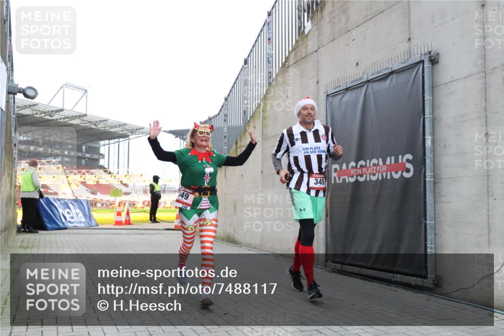 08.12.2024 - St. Pauli X-Mass-Run No. 14 H.Heesch http://msf.ph/oto/7488117 08.12.2024 10:03:11 Ziel 345, 349, 1018, 1275, 2211, 2426, 2898, 3104, 3105, 345, 349, 613, 630 meine-sportfotos.de