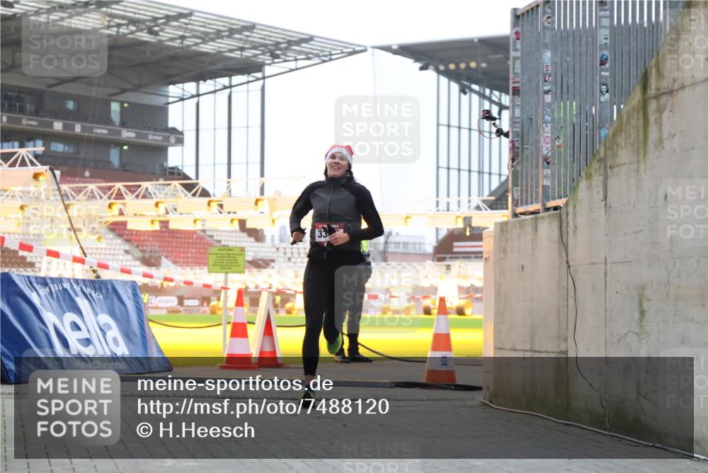 08.12.2024 - St. Pauli X-Mass-Run No. 14 H.Heesch http://msf.ph/oto/7488120 08.12.2024 09:52:51 Ziel 423, 2741, 2832, 2741, 3305 meine-sportfotos.de