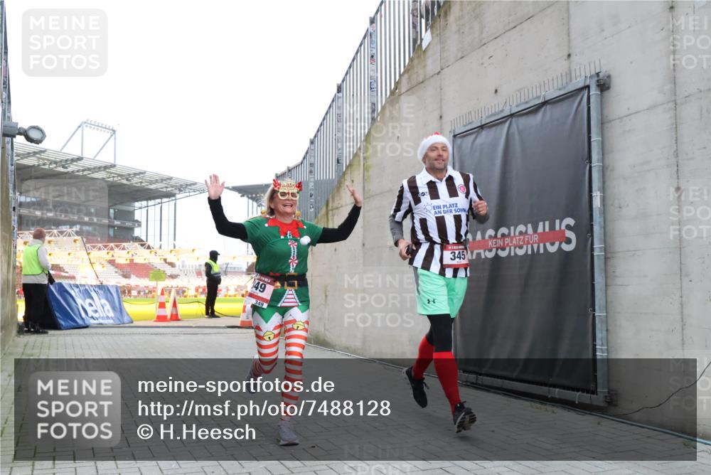 08.12.2024 - St. Pauli X-Mass-Run No. 14 H.Heesch http://msf.ph/oto/7488128 08.12.2024 10:03:11 Ziel 345, 349, 1018, 1275, 2211, 2426, 2898, 3104, 3105, 345, 349, 613, 630 meine-sportfotos.de