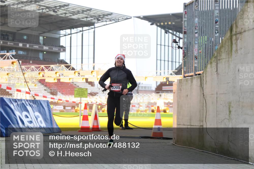 08.12.2024 - St. Pauli X-Mass-Run No. 14 H.Heesch http://msf.ph/oto/7488132 08.12.2024 09:52:51 Ziel 423, 2741, 2832, 2741, 3305 meine-sportfotos.de