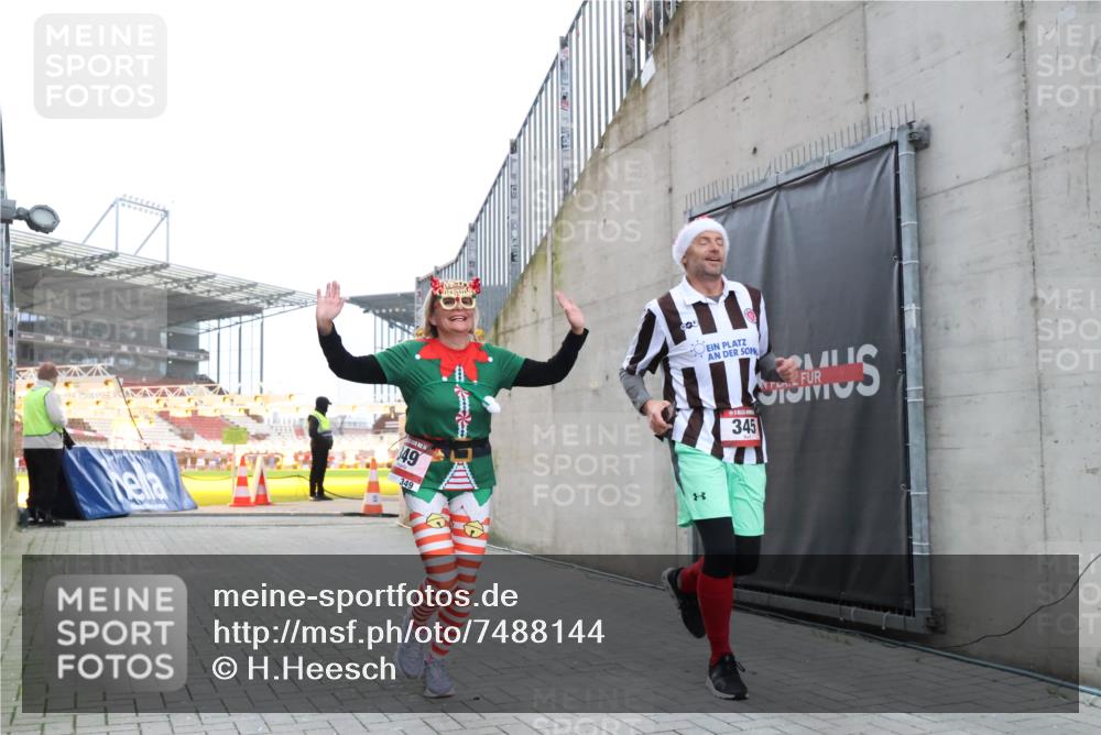 08.12.2024 - St. Pauli X-Mass-Run No. 14 H.Heesch http://msf.ph/oto/7488144 08.12.2024 10:03:11 Ziel 345, 349, 1018, 1275, 2211, 2426, 2898, 3104, 3105, 345, 349, 613, 630 meine-sportfotos.de