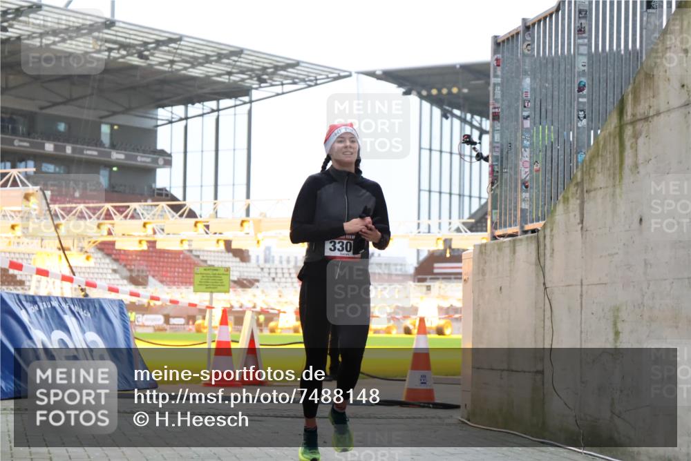 08.12.2024 - St. Pauli X-Mass-Run No. 14 H.Heesch http://msf.ph/oto/7488148 08.12.2024 09:52:52 Ziel 423, 2741, 2832, 3305, 3305 meine-sportfotos.de
