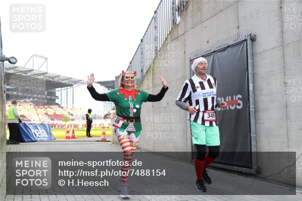 08.12.2024 - St. Pauli X-Mass-Run No. 14 H.Heesch http://msf.ph/oto/7488154 08.12.2024 10:03:11 Ziel 345, 349, 1018, 1275, 2211, 2426, 2898, 3104, 3105, 345, 349, 613, 630 meine-sportfotos.de
