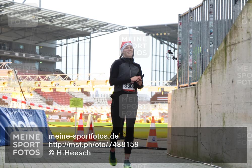 08.12.2024 - St. Pauli X-Mass-Run No. 14 H.Heesch http://msf.ph/oto/7488159 08.12.2024 09:52:52 Ziel 423, 2741, 2832, 3305, 3305 meine-sportfotos.de