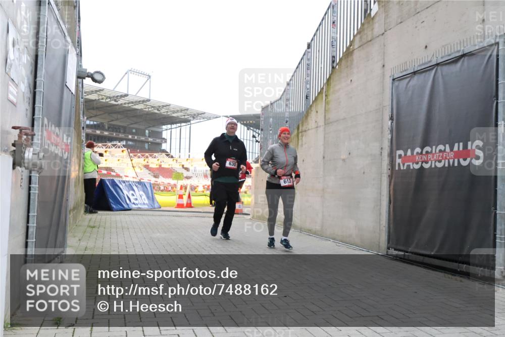 08.12.2024 - St. Pauli X-Mass-Run No. 14 H.Heesch http://msf.ph/oto/7488162 08.12.2024 10:03:16 Ziel 345, 349, 1018, 2426, 3104, 3105, 613, 630, 1219, 1958, 2213, 2265, 3039 meine-sportfotos.de