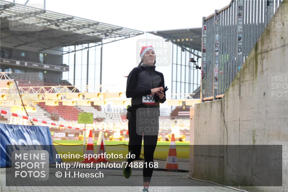 08.12.2024 - St. Pauli X-Mass-Run No. 14 H.Heesch http://msf.ph/oto/7488168 08.12.2024 09:52:52 Ziel 423, 2741, 2832, 3305, 3305 meine-sportfotos.de