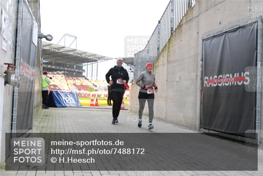 08.12.2024 - St. Pauli X-Mass-Run No. 14 H.Heesch http://msf.ph/oto/7488172 08.12.2024 10:03:17 Ziel 345, 349, 613, 1018, 2426, 3104, 3105, 613, 630, 1219, 1958, 2213, 2265, 3039 meine-sportfotos.de