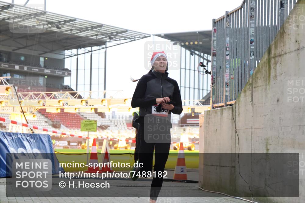 08.12.2024 - St. Pauli X-Mass-Run No. 14 H.Heesch http://msf.ph/oto/7488182 08.12.2024 09:52:52 Ziel 423, 2741, 2832, 3305, 3305 meine-sportfotos.de