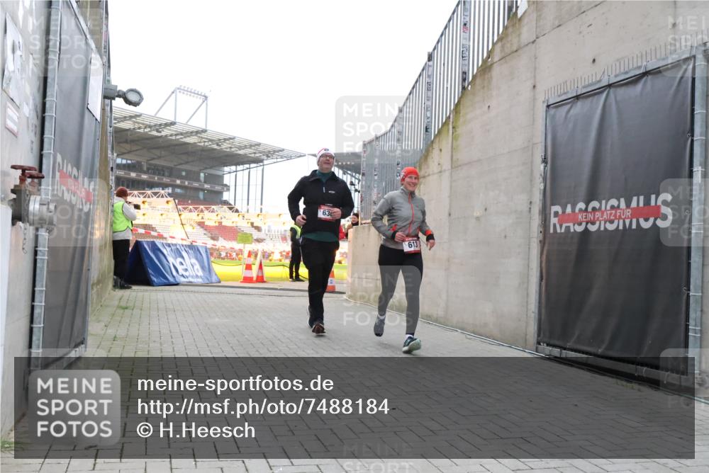 08.12.2024 - St. Pauli X-Mass-Run No. 14 H.Heesch http://msf.ph/oto/7488184 08.12.2024 10:03:17 Ziel 345, 349, 613, 1018, 2426, 3104, 3105, 613, 630, 1219, 1958, 2213, 2265, 3039 meine-sportfotos.de