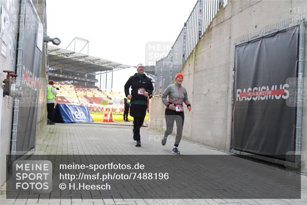 08.12.2024 - St. Pauli X-Mass-Run No. 14 H.Heesch http://msf.ph/oto/7488196 08.12.2024 10:03:17 Ziel 345, 349, 613, 1018, 2426, 3104, 3105, 613, 630, 1219, 1958, 2213, 2265, 3039 meine-sportfotos.de