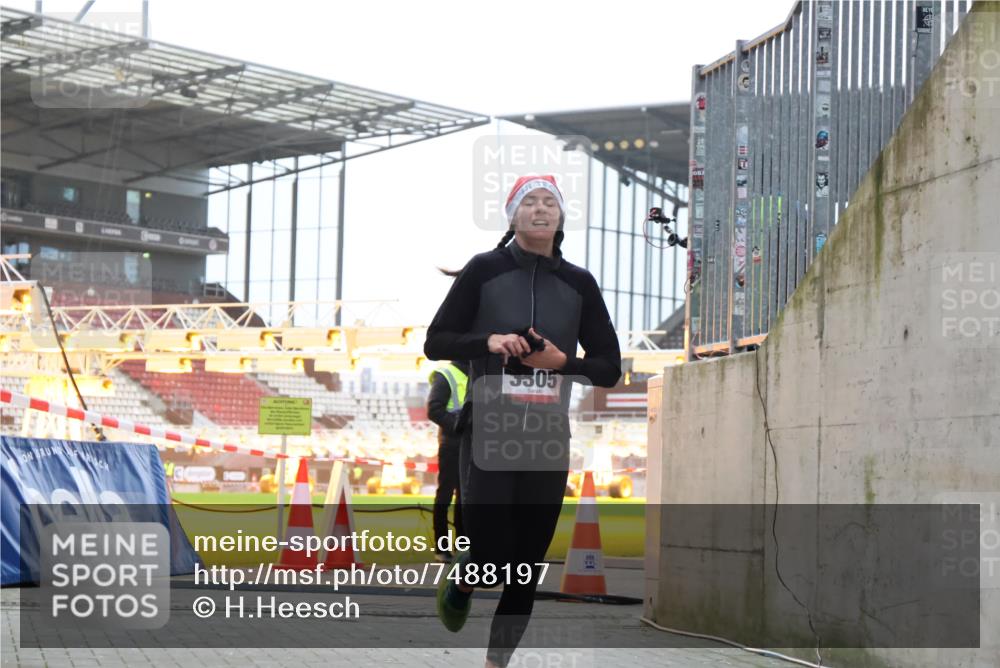 08.12.2024 - St. Pauli X-Mass-Run No. 14 H.Heesch http://msf.ph/oto/7488197 08.12.2024 09:52:52 Ziel 423, 2741, 2832, 3305, 3305 meine-sportfotos.de