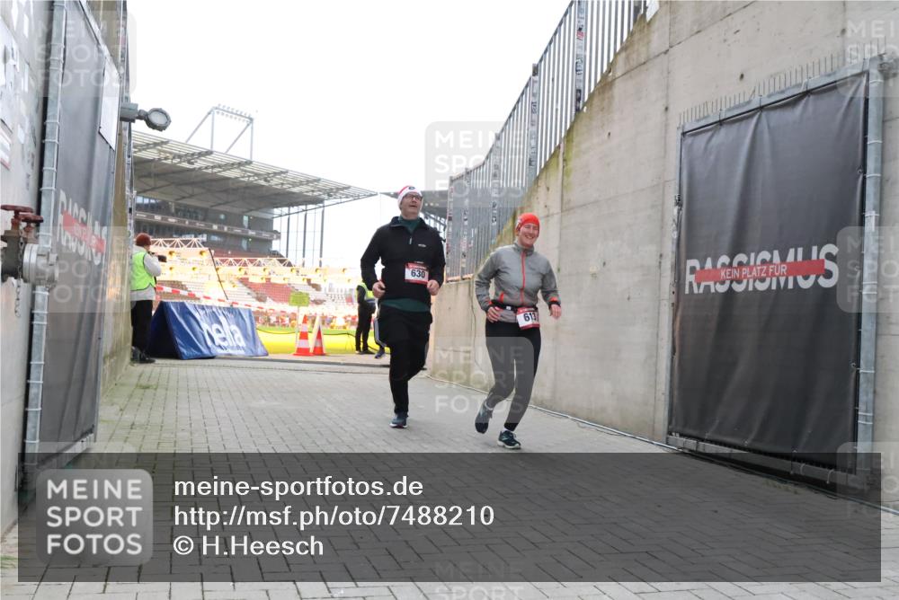 08.12.2024 - St. Pauli X-Mass-Run No. 14 H.Heesch http://msf.ph/oto/7488210 08.12.2024 10:03:17 Ziel 345, 349, 613, 1018, 2426, 3104, 3105, 613, 630, 1219, 1958, 2213, 2265, 3039 meine-sportfotos.de
