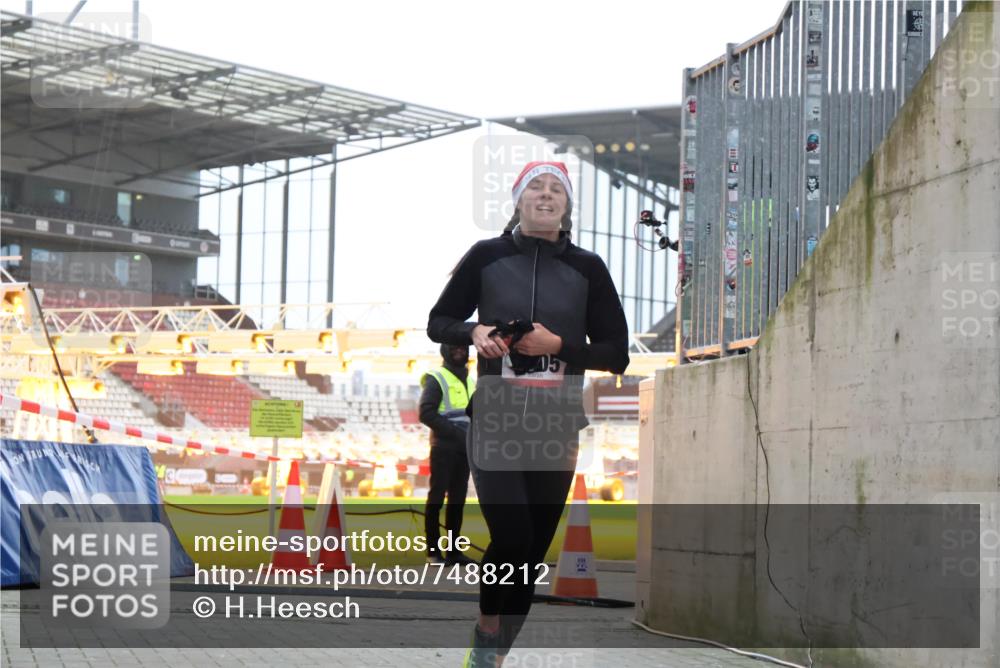 08.12.2024 - St. Pauli X-Mass-Run No. 14 H.Heesch http://msf.ph/oto/7488212 08.12.2024 09:52:52 Ziel 423, 2741, 2832, 3305, 3305 meine-sportfotos.de