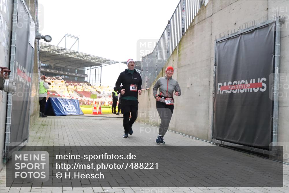 08.12.2024 - St. Pauli X-Mass-Run No. 14 H.Heesch http://msf.ph/oto/7488221 08.12.2024 10:03:17 Ziel 345, 349, 613, 1018, 2426, 3104, 3105, 613, 630, 1219, 1958, 2213, 2265, 3039 meine-sportfotos.de