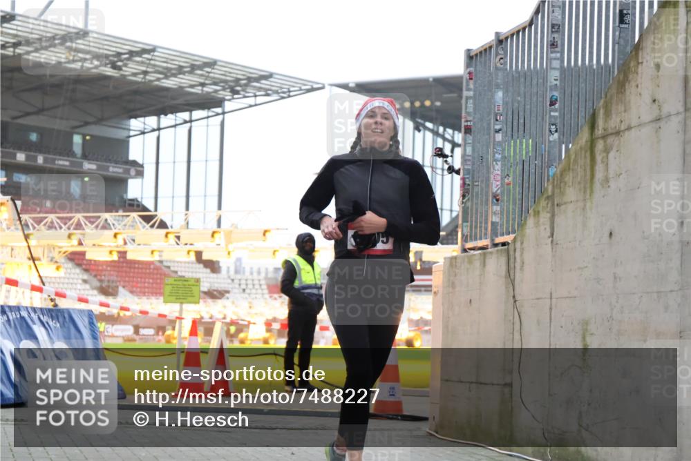 08.12.2024 - St. Pauli X-Mass-Run No. 14 H.Heesch http://msf.ph/oto/7488227 08.12.2024 09:52:52 Ziel 423, 2741, 2832, 3305, 3305 meine-sportfotos.de