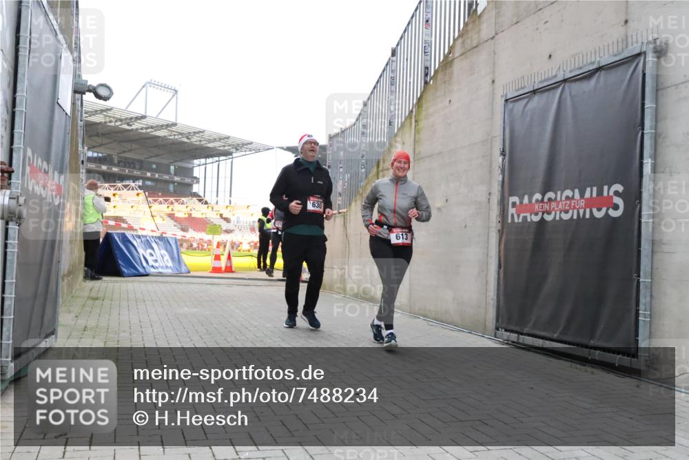 08.12.2024 - St. Pauli X-Mass-Run No. 14 H.Heesch http://msf.ph/oto/7488234 08.12.2024 10:03:17 Ziel 345, 349, 613, 1018, 2426, 3104, 3105, 613, 630, 1219, 1958, 2213, 2265, 3039 meine-sportfotos.de