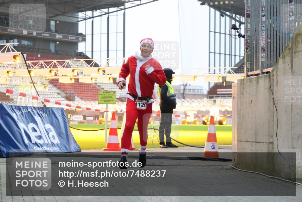 08.12.2024 - St. Pauli X-Mass-Run No. 14 H.Heesch http://msf.ph/oto/7488237 08.12.2024 09:53:10 Ziel 1120 meine-sportfotos.de