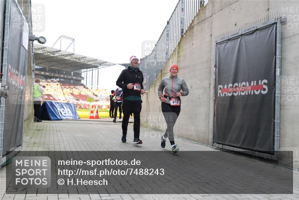 08.12.2024 - St. Pauli X-Mass-Run No. 14 H.Heesch http://msf.ph/oto/7488243 08.12.2024 10:03:17 Ziel 345, 349, 613, 1018, 2426, 3104, 3105, 613, 630, 1219, 1958, 2213, 2265, 3039 meine-sportfotos.de