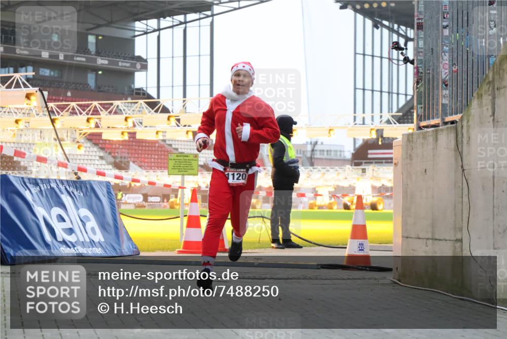 08.12.2024 - St. Pauli X-Mass-Run No. 14 H.Heesch http://msf.ph/oto/7488250 08.12.2024 09:53:10 Ziel 1120 meine-sportfotos.de