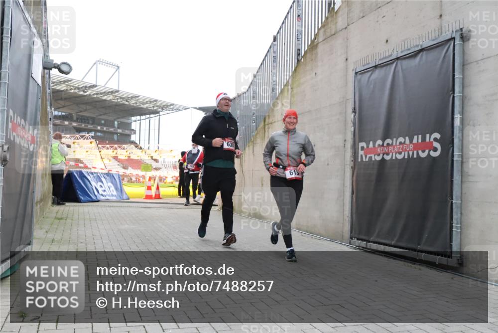 08.12.2024 - St. Pauli X-Mass-Run No. 14 H.Heesch http://msf.ph/oto/7488257 08.12.2024 10:03:17 Ziel 345, 349, 613, 1018, 2426, 3104, 3105, 613, 630, 1219, 1958, 2213, 2265, 3039 meine-sportfotos.de