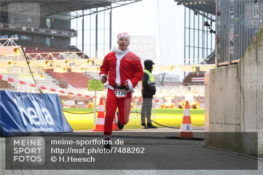 08.12.2024 - St. Pauli X-Mass-Run No. 14 H.Heesch http://msf.ph/oto/7488262 08.12.2024 09:53:10 Ziel 1120 meine-sportfotos.de