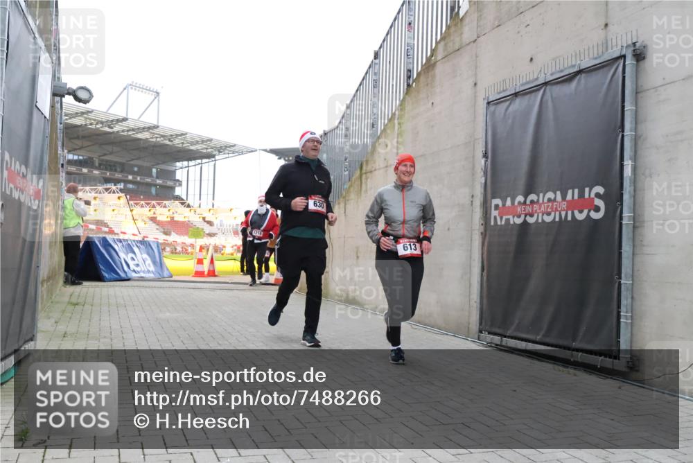 08.12.2024 - St. Pauli X-Mass-Run No. 14 H.Heesch http://msf.ph/oto/7488266 08.12.2024 10:03:17 Ziel 345, 349, 613, 1018, 2426, 3104, 3105, 613, 630, 1219, 1958, 2213, 2265, 3039 meine-sportfotos.de