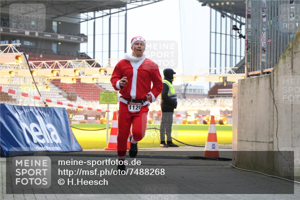 08.12.2024 - St. Pauli X-Mass-Run No. 14 H.Heesch http://msf.ph/oto/7488268 08.12.2024 09:53:10 Ziel 1120 meine-sportfotos.de