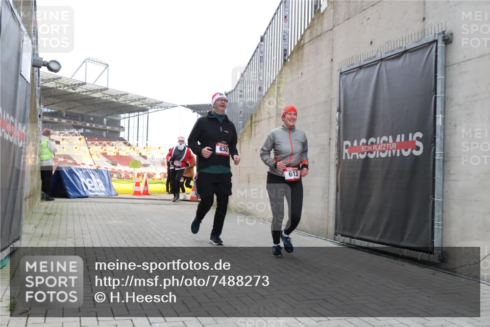 08.12.2024 - St. Pauli X-Mass-Run No. 14 H.Heesch http://msf.ph/oto/7488273 08.12.2024 10:03:17 Ziel 345, 349, 613, 1018, 2426, 3104, 3105, 613, 630, 1219, 1958, 2213, 2265, 3039 meine-sportfotos.de