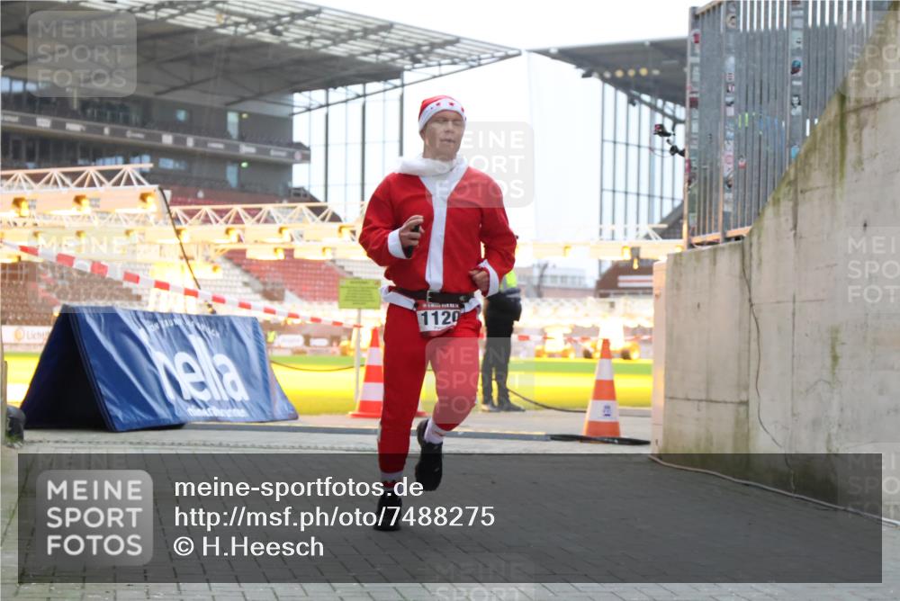 08.12.2024 - St. Pauli X-Mass-Run No. 14 H.Heesch http://msf.ph/oto/7488275 08.12.2024 09:53:11 Ziel 1120, 1120 meine-sportfotos.de