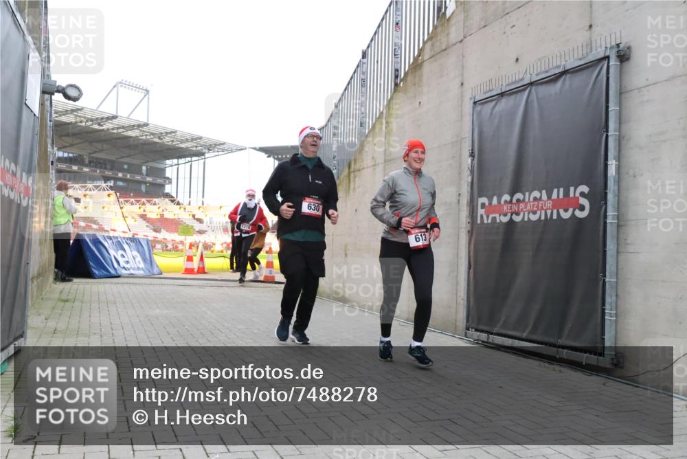 08.12.2024 - St. Pauli X-Mass-Run No. 14 H.Heesch http://msf.ph/oto/7488278 08.12.2024 10:03:17 Ziel 345, 349, 613, 1018, 2426, 3104, 3105, 613, 630, 1219, 1958, 2213, 2265, 3039 meine-sportfotos.de