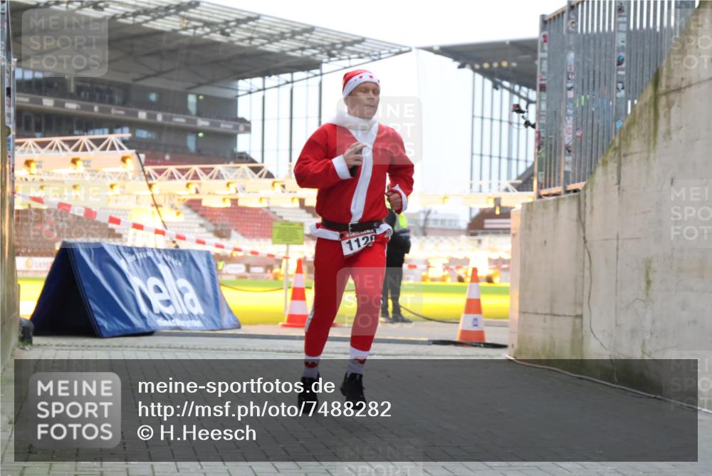 08.12.2024 - St. Pauli X-Mass-Run No. 14 H.Heesch http://msf.ph/oto/7488282 08.12.2024 09:53:11 Ziel 1120, 1120 meine-sportfotos.de