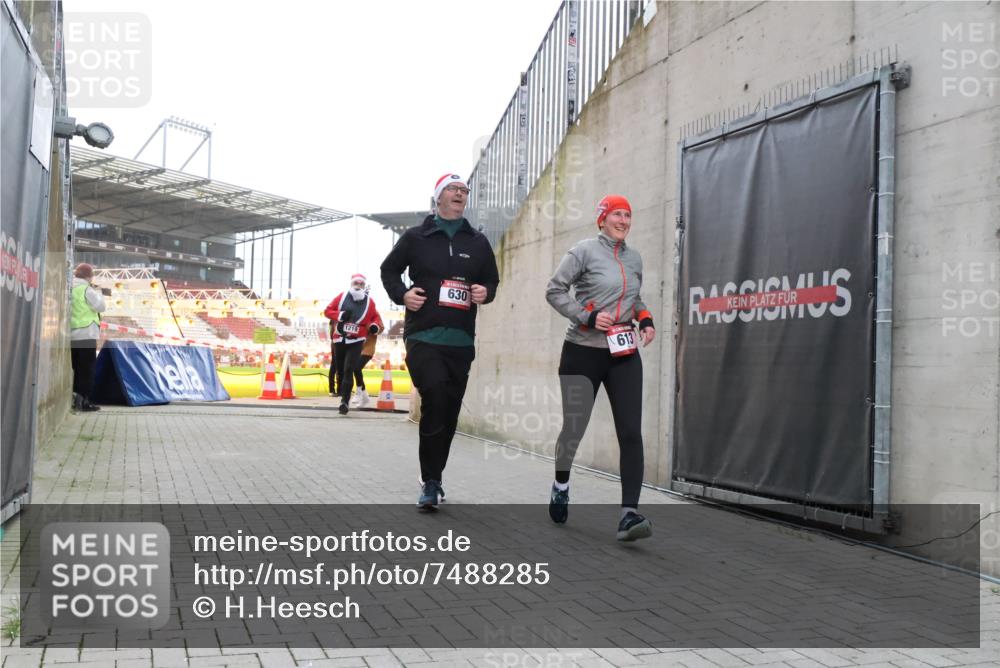 08.12.2024 - St. Pauli X-Mass-Run No. 14 H.Heesch http://msf.ph/oto/7488285 08.12.2024 10:03:17 Ziel 345, 349, 613, 1018, 2426, 3104, 3105, 613, 630, 1219, 1958, 2213, 2265, 3039 meine-sportfotos.de