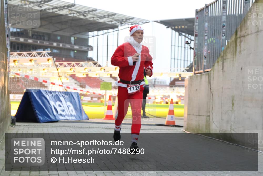 08.12.2024 - St. Pauli X-Mass-Run No. 14 H.Heesch http://msf.ph/oto/7488290 08.12.2024 09:53:11 Ziel 1120, 1120 meine-sportfotos.de