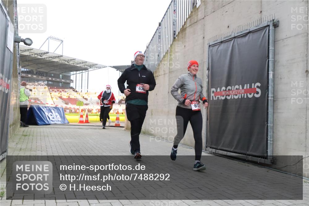 08.12.2024 - St. Pauli X-Mass-Run No. 14 H.Heesch http://msf.ph/oto/7488292 08.12.2024 10:03:17 Ziel 345, 349, 613, 1018, 2426, 3104, 3105, 613, 630, 1219, 1958, 2213, 2265, 3039 meine-sportfotos.de