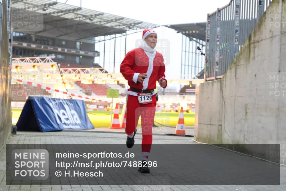 08.12.2024 - St. Pauli X-Mass-Run No. 14 H.Heesch http://msf.ph/oto/7488296 08.12.2024 09:53:11 Ziel 1120, 1120 meine-sportfotos.de