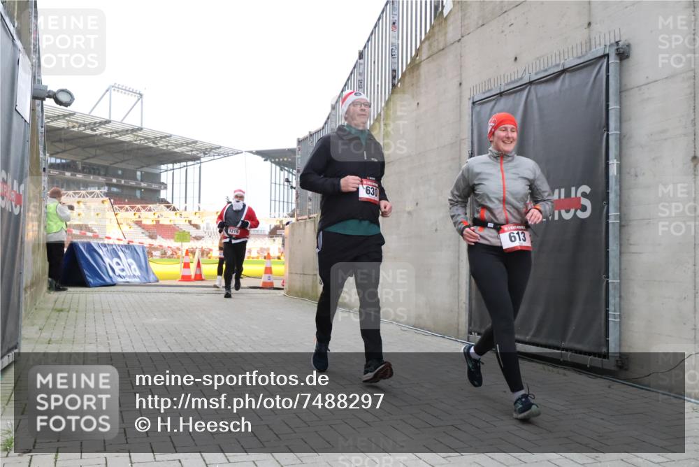 08.12.2024 - St. Pauli X-Mass-Run No. 14 H.Heesch http://msf.ph/oto/7488297 08.12.2024 10:03:18 Ziel 345, 349, 613, 630, 1018, 2426, 3104, 3105, 613, 630, 1219, 1958, 2213, 2265, 3039 meine-sportfotos.de